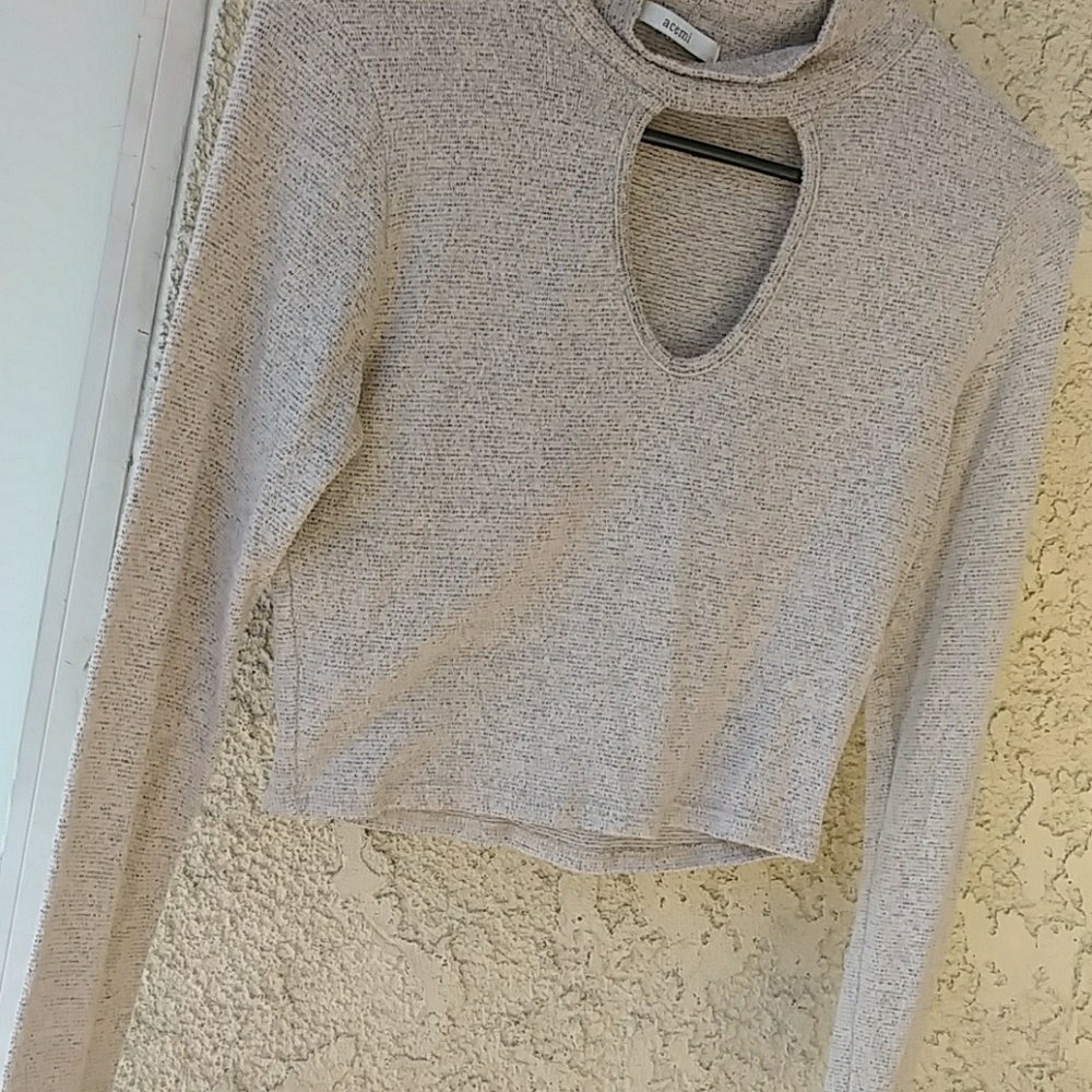 Long sleeve key hole top